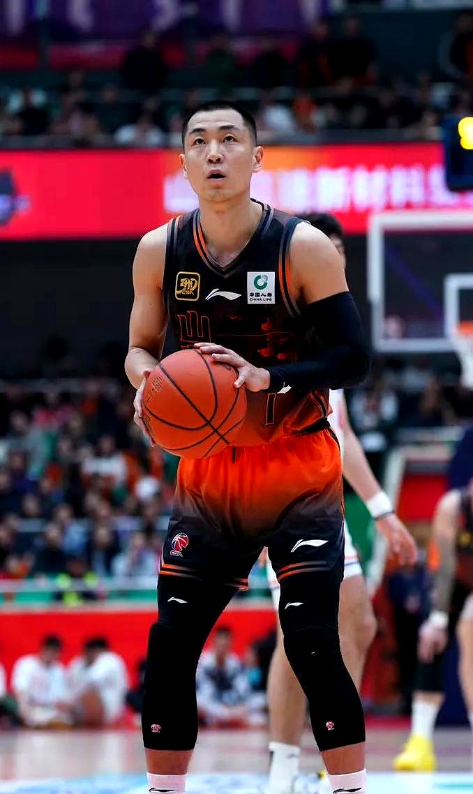 关于转折点山东男篮防线松动，CBA季后赛关键时刻攻防权衡，媒体盛赞，训练强度明显提升的信息